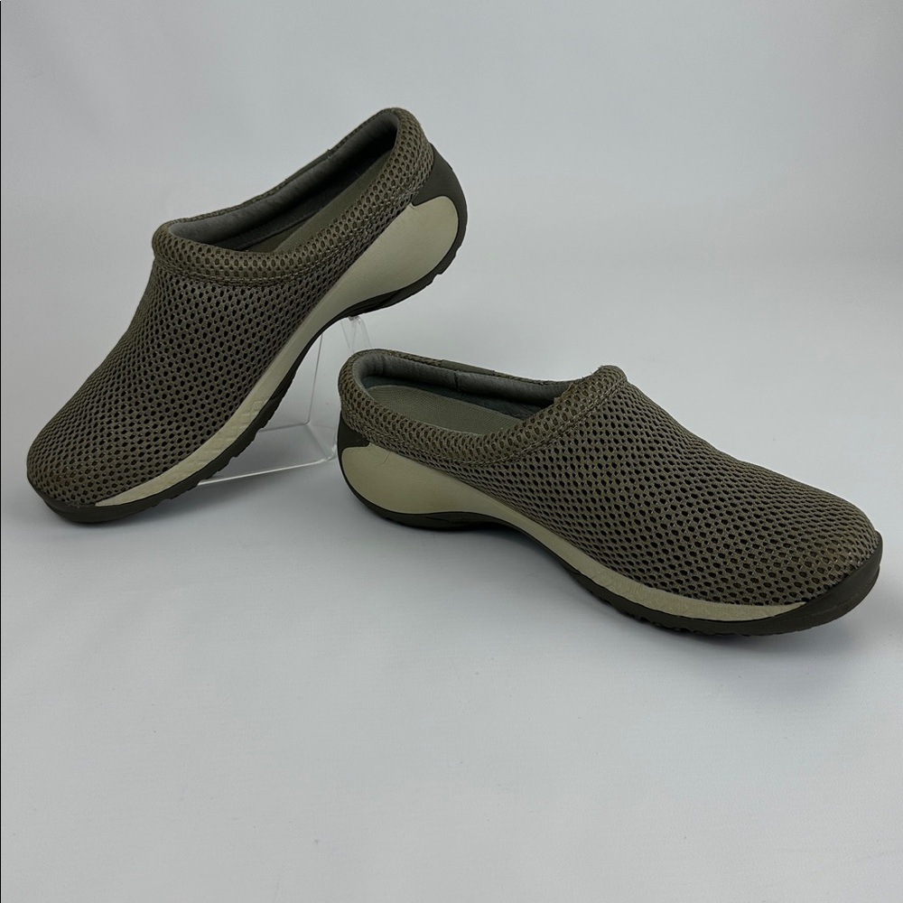 Merrell Women’s slip on Mule/Clog. Encore Breeze. Size 8.5 US. Taupe Colors